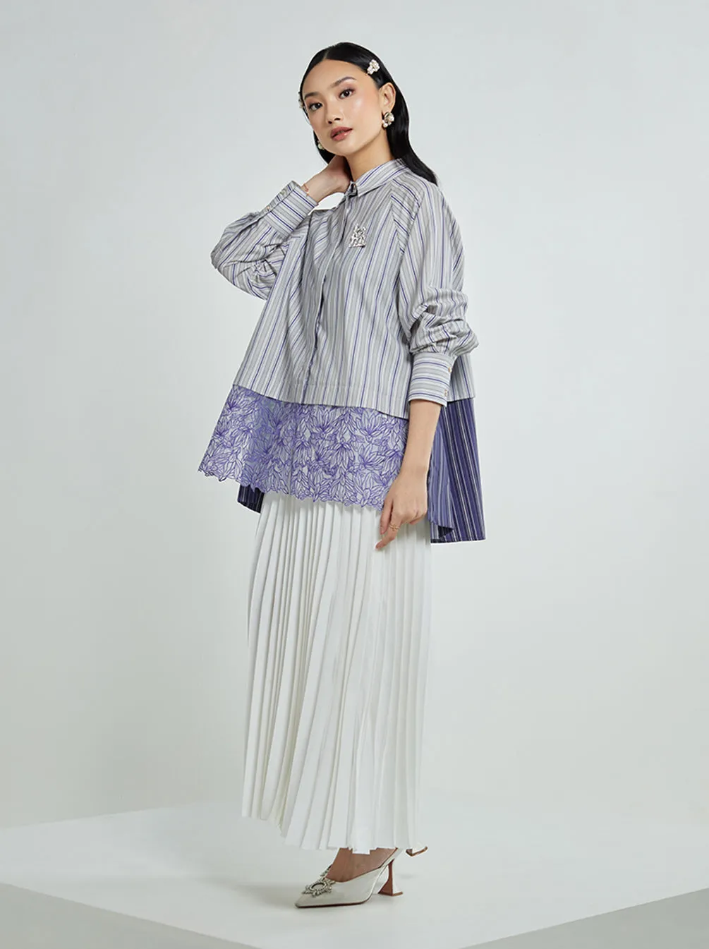 DAIRA EMBROIDERY TOP BLUE
