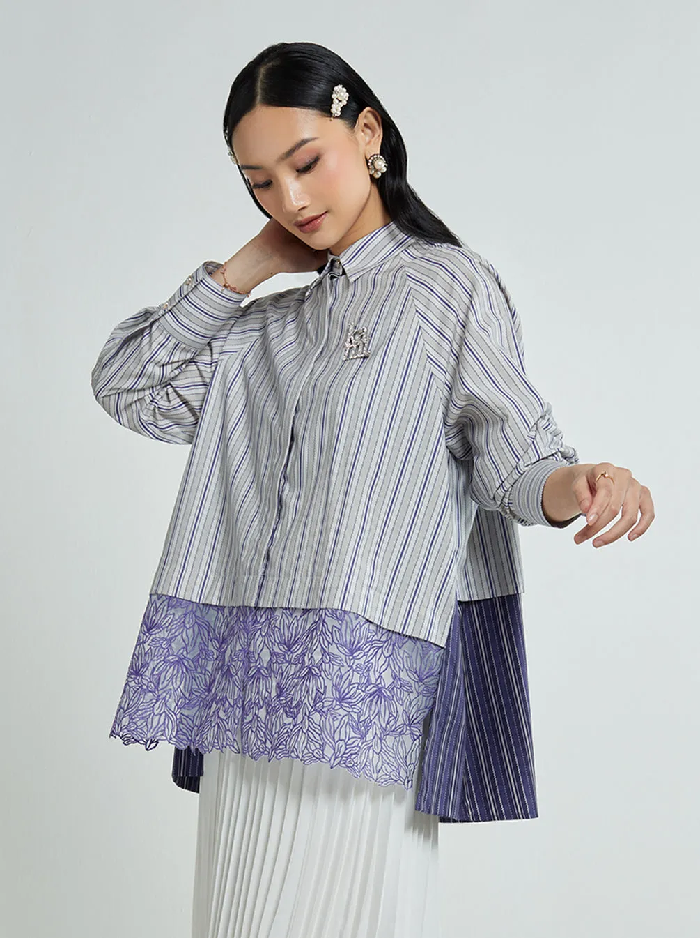 DAIRA EMBROIDERY TOP BLUE